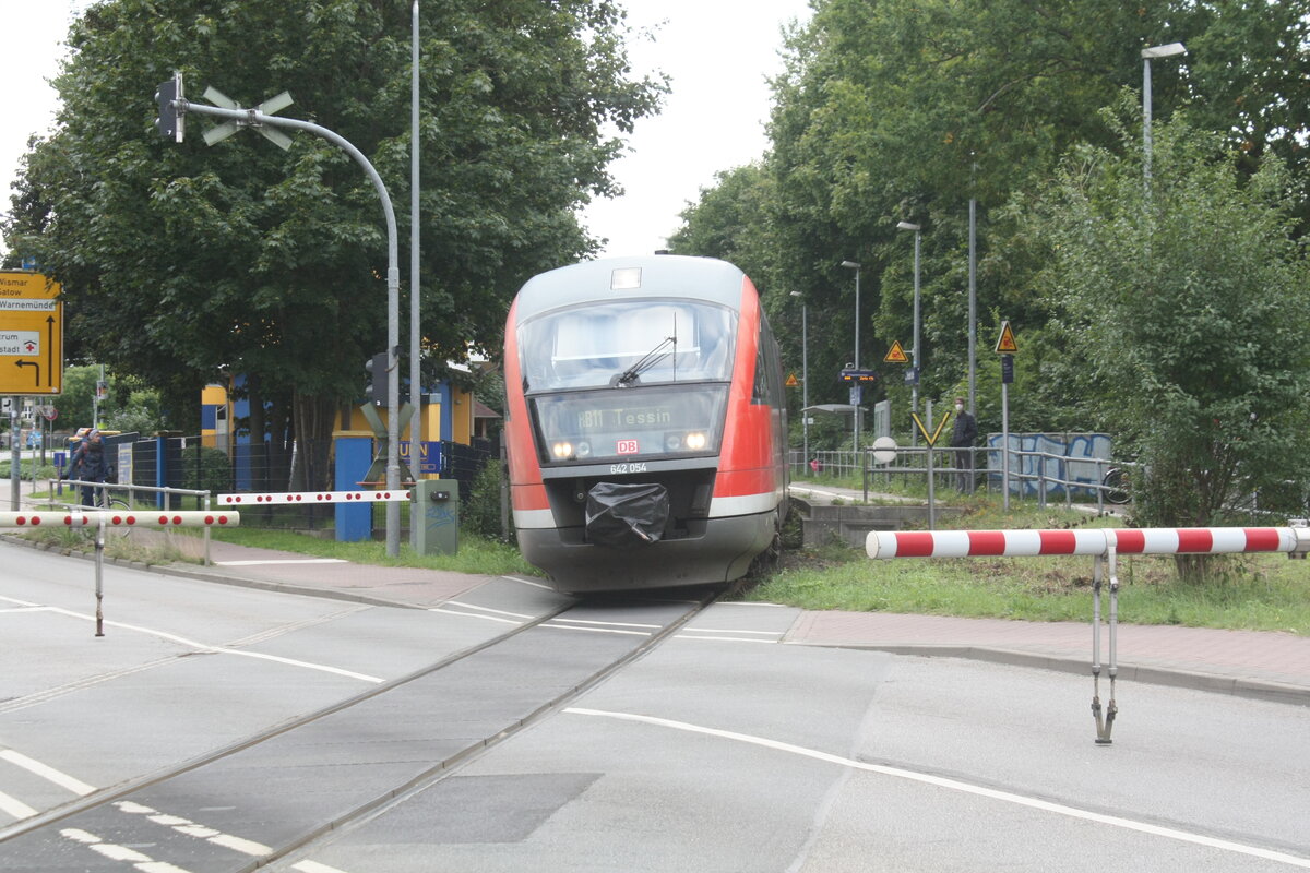 642 054/554 verl�sst als RB11 mit Ziel Tessin den Haltepunkt Rostock Thierfelder Stra�e am 20.9.21
