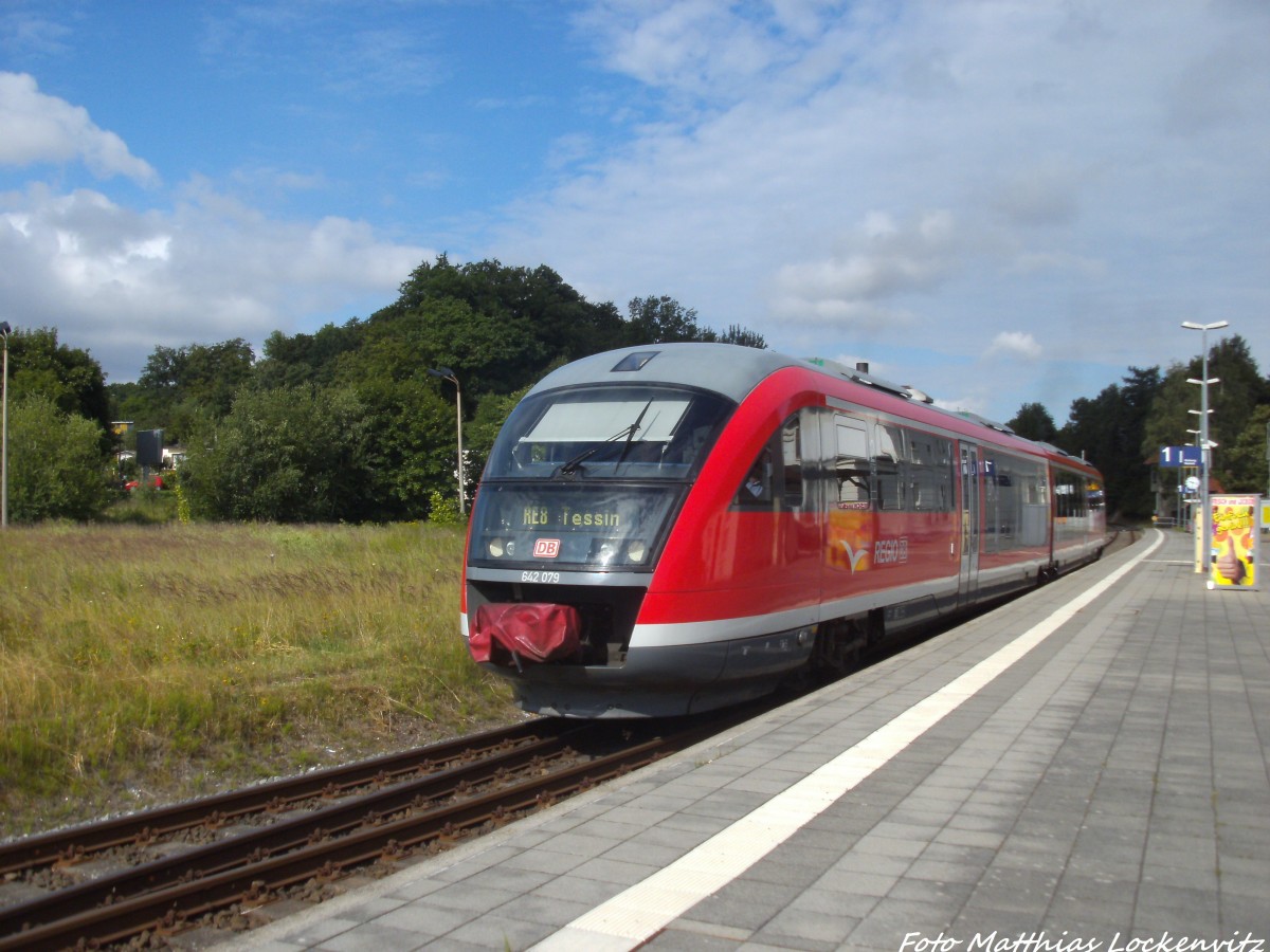 642 079 / 579 als RE8 mit ziel Tessin beim verlassen des Bahnhofs Bad Doberan am 13.7.14