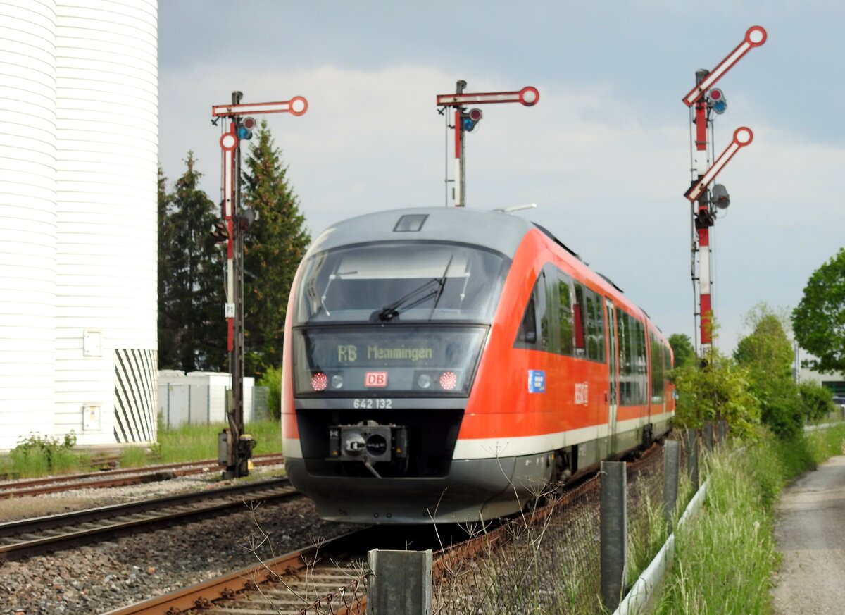 642 132 Ausfahrt aus Illertissen Richtung Memmingen am 22.05.2019.