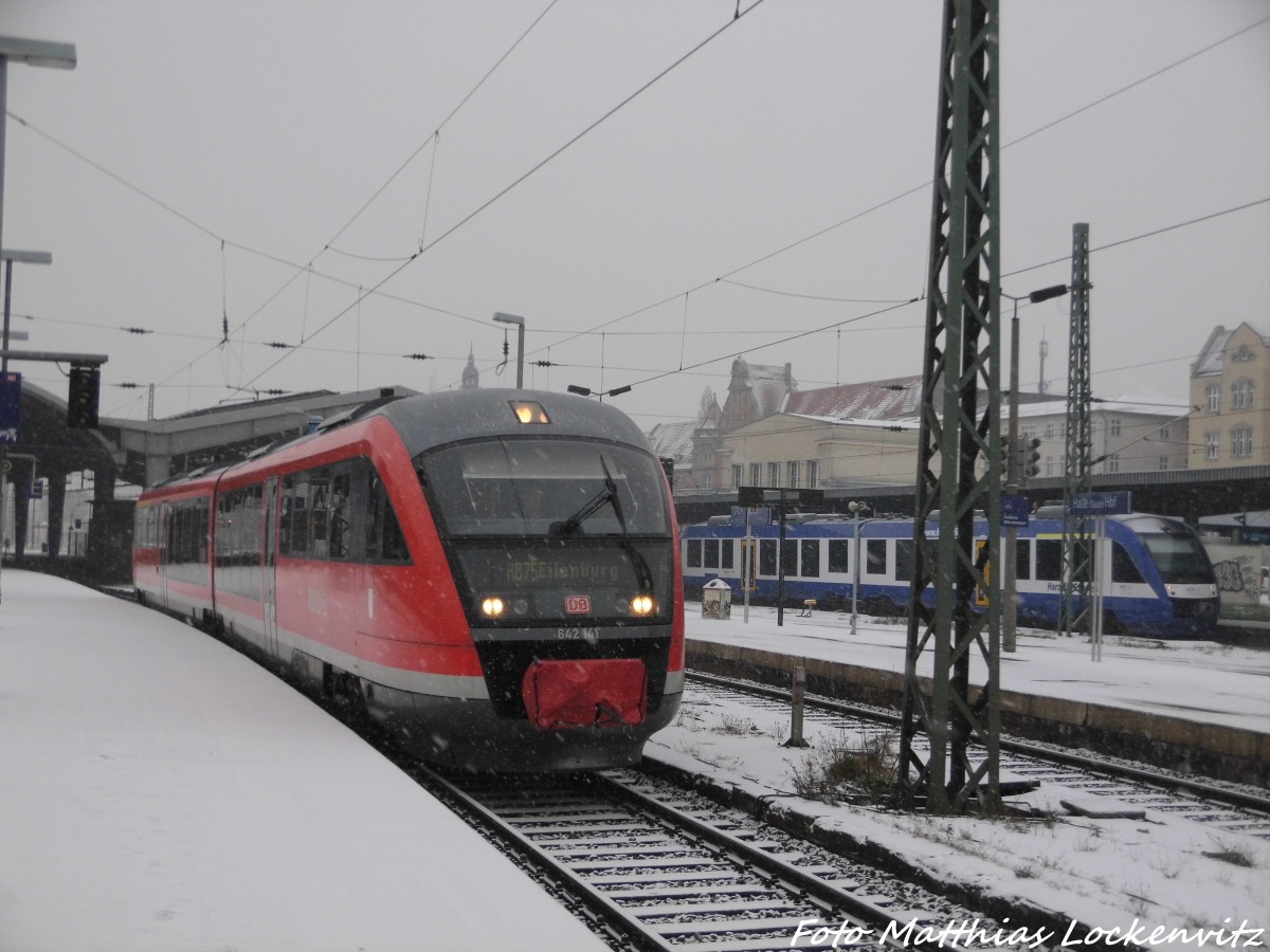 642 141 / 641 beim verlassen des Hallenser Hbf´s in Richtung Eilenburg, w�hrend dessen der HEX Lint auf seine Abfahrt am 4.1.16 wartete.