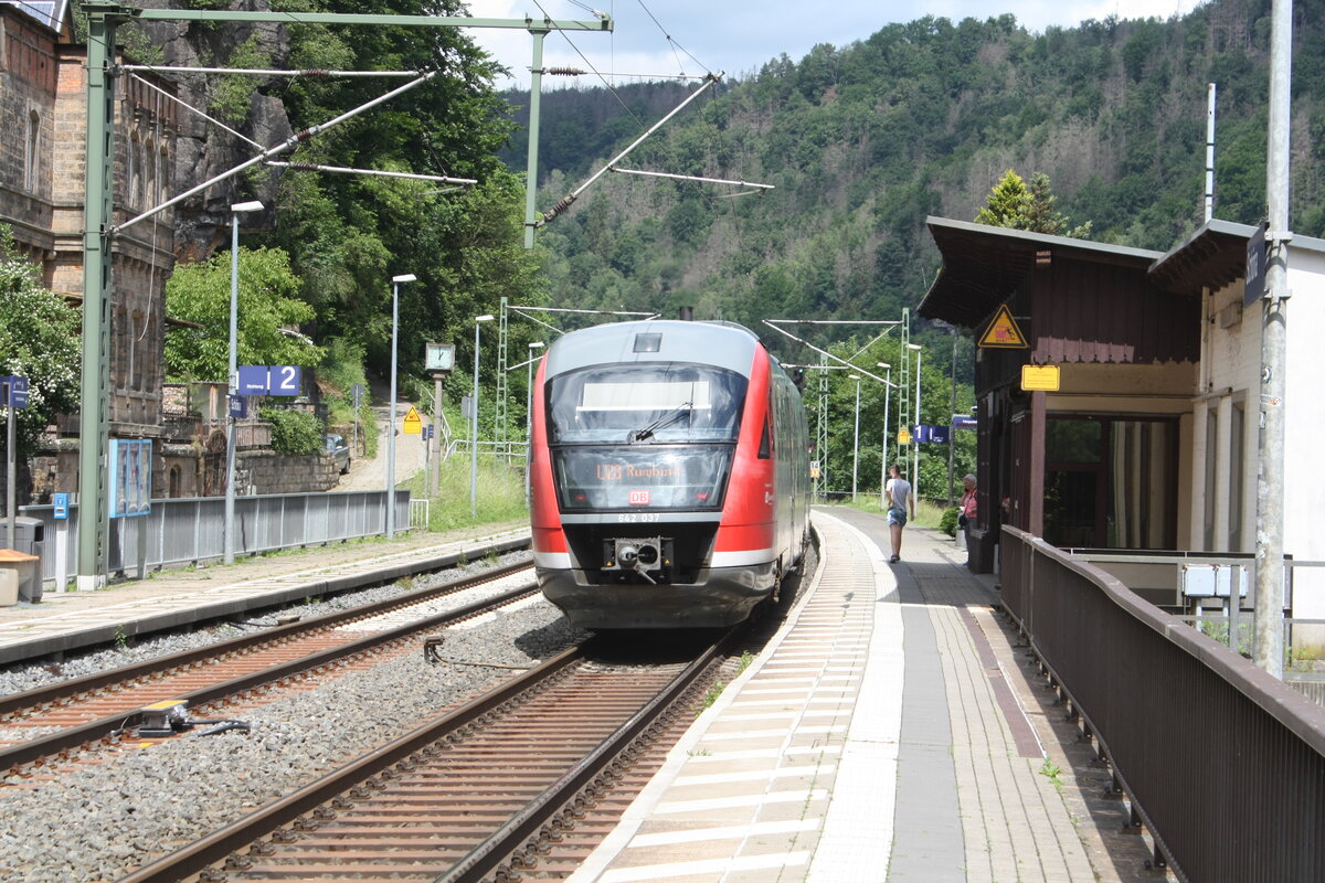642 527/037 mit Ziel Rumburk bei der Einfahrt in den Bahnhof Sch�na am 6.6.22