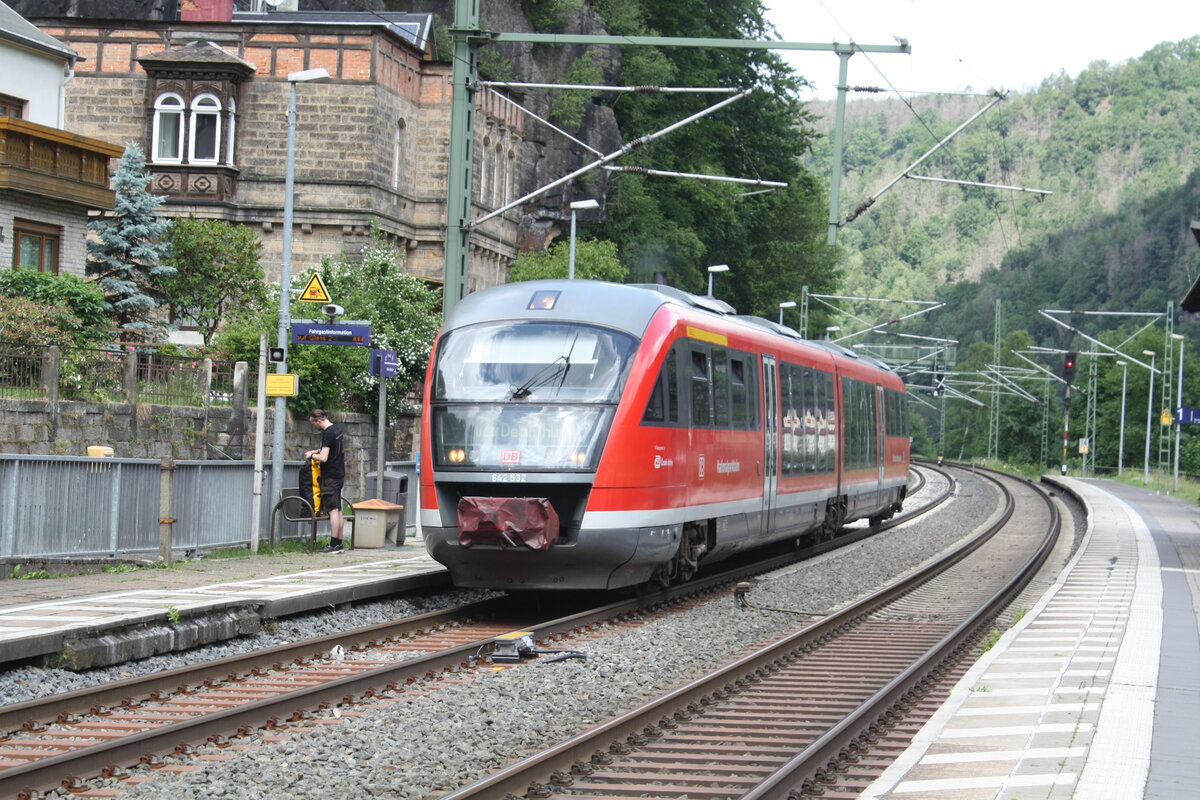 642 532/032 verl�sst den Bahnhof Sch�na in Richtung Decin hl.n. Am 6.6.22