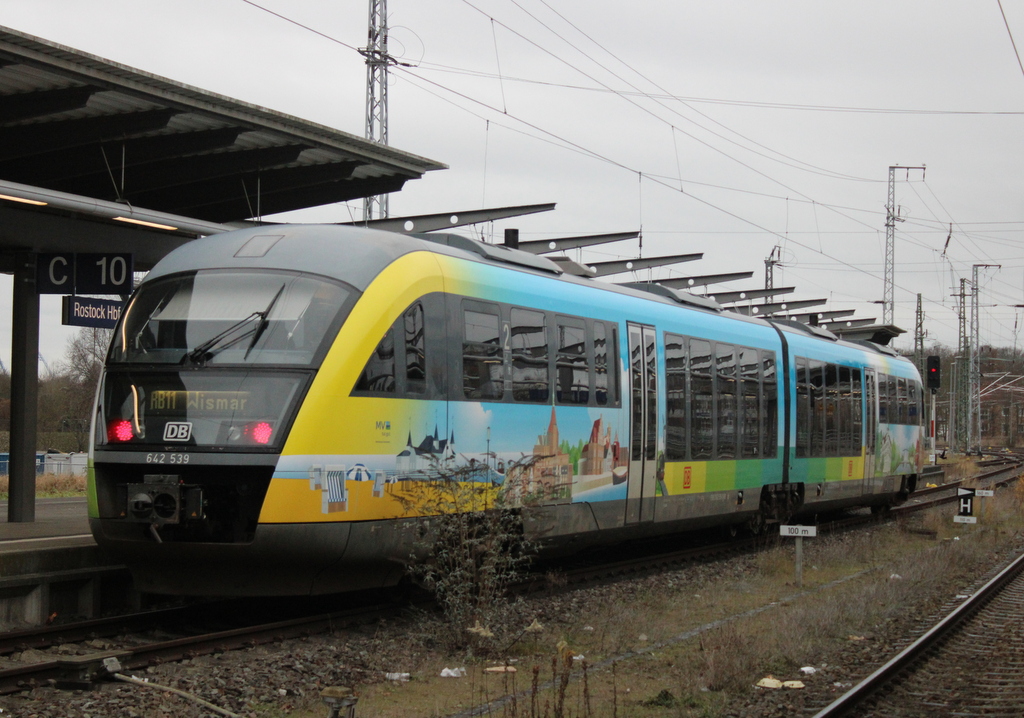 642 539 als RB11(Tessin-Wismar)bei der Ausfahrt im Rostocker Hbf.19.12.2025