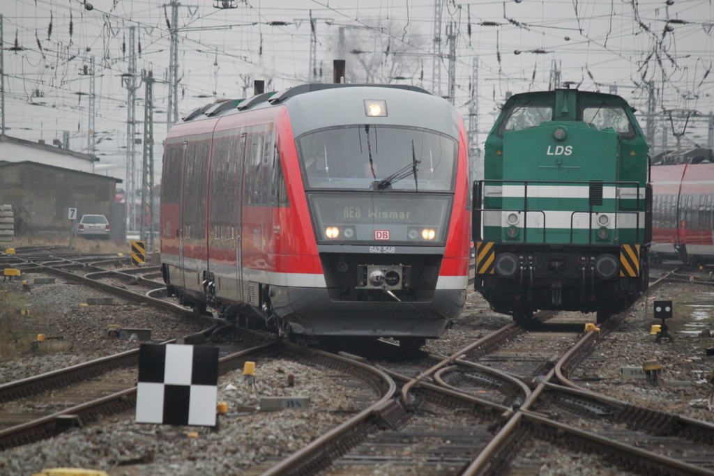 642 548-1 als RE 8 nach Wismar beim Rangieren im Rostocker Hbf.neben an stand 203 127-6 abgestellt.15.01.2016