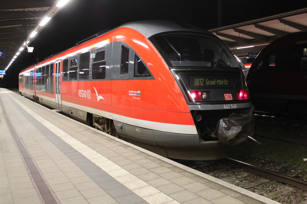 642 548-1 stand als RB 13227 von Rostock Hbf nach Graal-Müritz am Morgen des 27.12.2017 um 07:00 Uhr im Rostocker Hbf.
