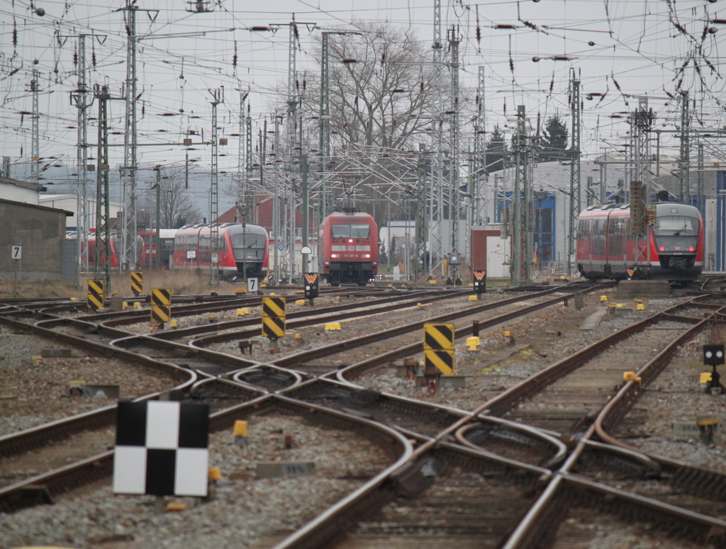 642 550-7 und 101 137-8 waren im BW Rostock Hbf beschftigt recht´s fuhr 642 079-7 als RE8 von Wismar nach Tessin raus.15.03.2015