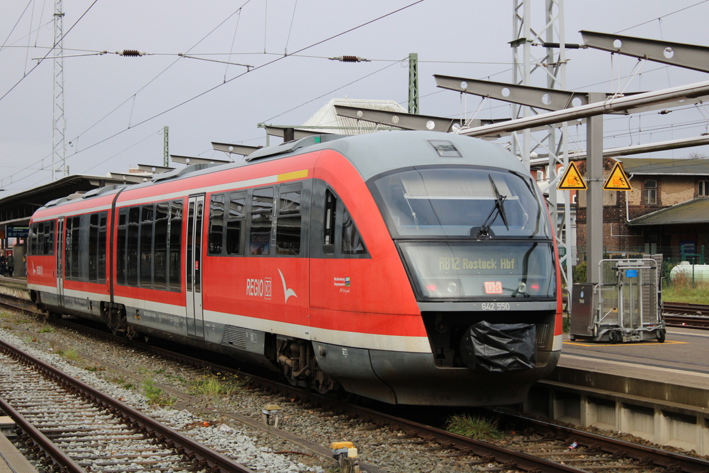 642 550 als RB 12 von Graal-Müritz nach Rostock Hbf bei der Einfahrt im Rostocker Hbf.06.11.2022