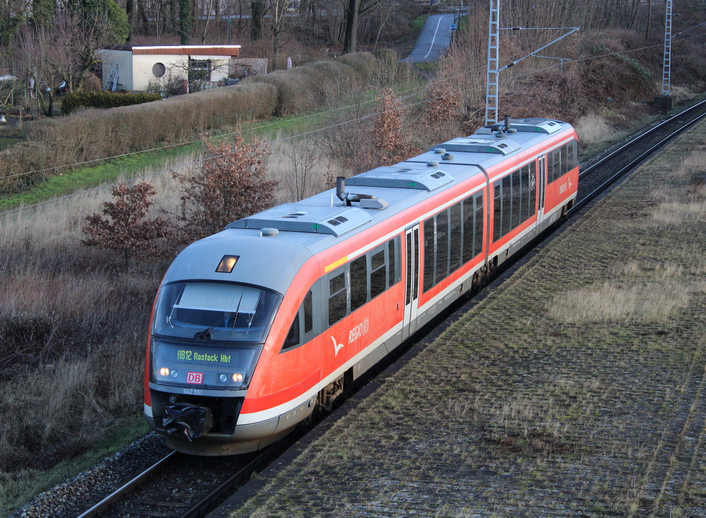 642 551 als RB 12 von Graal-Müritz nach Rostock Hbf bei der Einfahrt in Rostock-Kassebohm.05.02.202