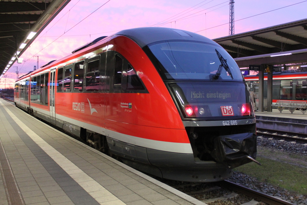 642 685-1 stand am Morgen des 05.12.2015 als RB 13229 von Rostock Hbf nach Graal-Mritz im Rostocker Hbf bereit. 