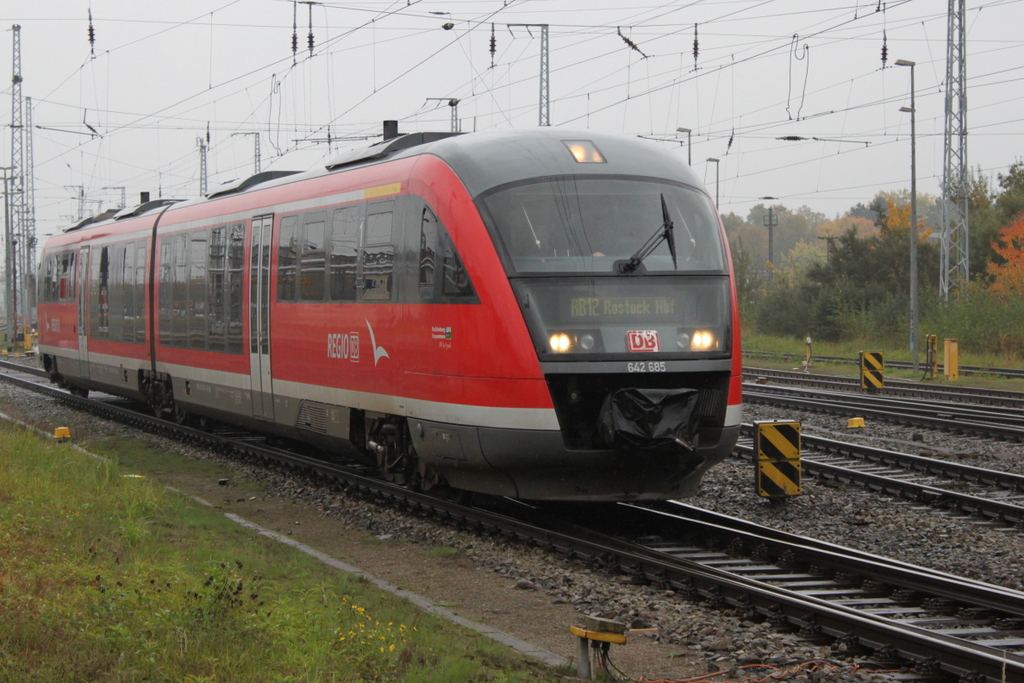 642 685 als RB12 von Graal-Mritz nach Rostock Hbf bei der Einfahrt im Rostocker Hbf.22.10.2016