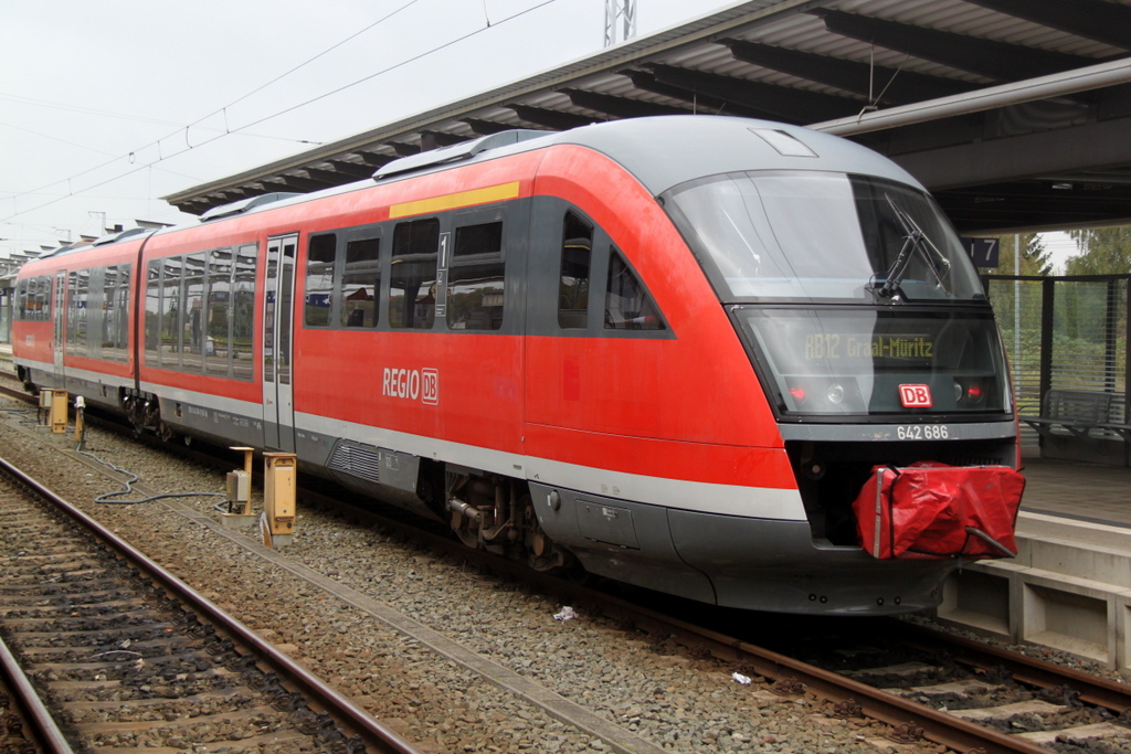 642 686(ex Bh Frankfurt-Griesheim)stand am 17.10.2014 als RB 13239 von Rostock Hbf nach Graal-Mritz im Rostocker Hbf.