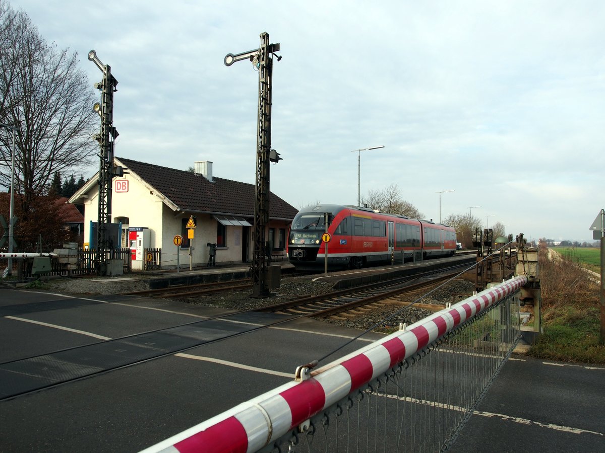 642 717, die Zugverbindung Ulm - Illertissen und zur�ck, verl��t die Haltestelle Gerlenhofen. In Gerlenhofen gibt es noch die  alte Technik , unter anderem eine Bahnschranke mit Handbetrieb und Glocke, wohl das letzte Ur-Relikt auf der Illertalbahn. Aufnahme am 03.01.2020.