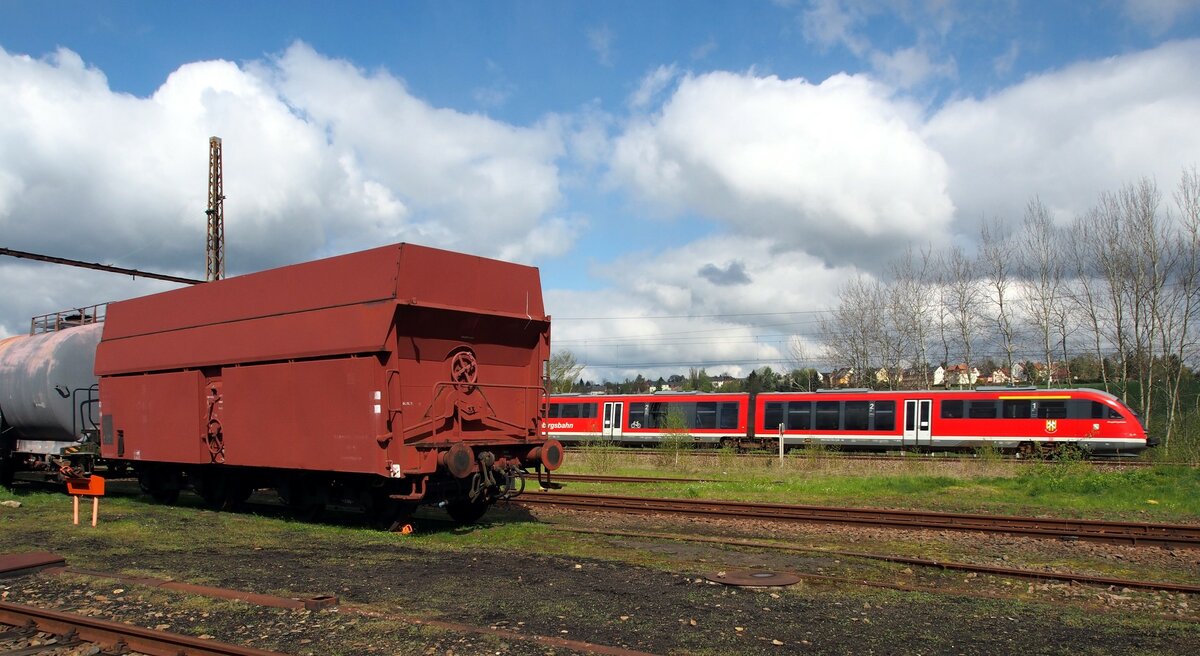 642 und Seitenentladewagen Typ Fads im Sächsischen Eisenbahnmuseum Chemnitz am 19.04.2017.