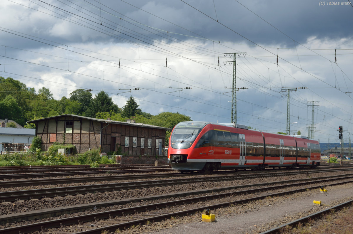 643 xxx bei der Durchfahrt durch Koblenz-Lützel am 18.06.2016. Ich gehörte zur Lokbesatzung der 141 228 beim Sommerfest, daher konnte ich mit Warnweste dort fotografieren.
