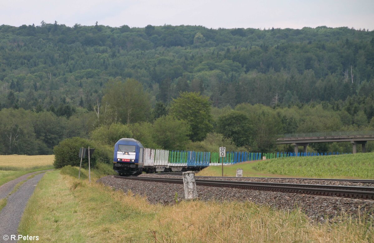 645 010 alias ER20-010 mit leer Holzzug nach Wiesau bei Oberteich. 04.07.21