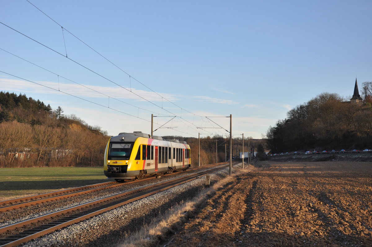 648 151, ein LINT von der DreiLänderBahn der HLB, war am Nachmittag des 14. Februar 2021 auf dem Weg als RB21 Wiesbaden Hbf - Limburg (Lahn) und wurde dabei bei Niederbrechen aufgenommen wurden.
Lediglich sonntags gibt es einen RB21-Umlauf, gefahren von einem 648, auf der Main-Lahn-Bahn. Der andere Umlauf wird -wie üblich- mit einem Triebzug der Baureihe 642 gefahren. 