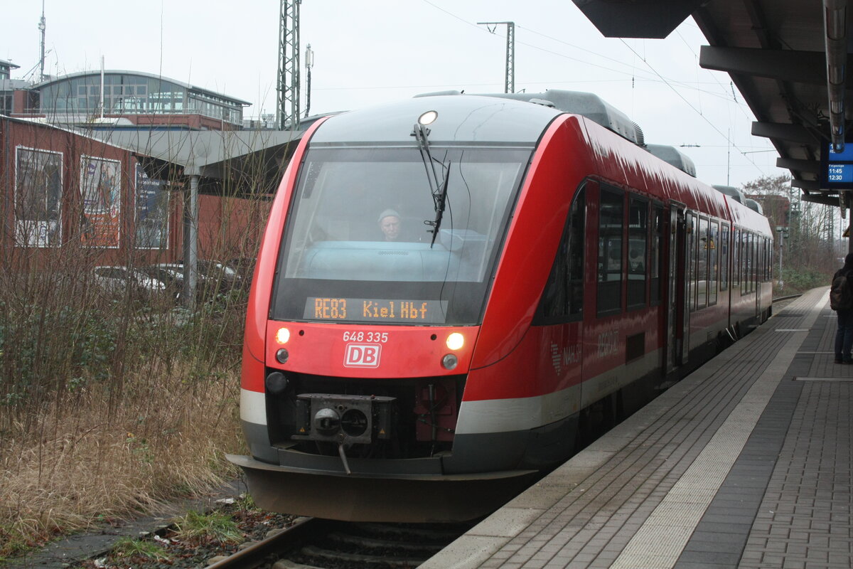 648 335/835 steht als RE83 mit Ziel Kiel Hbf im Bahnhof L�neburg am 4.1.22