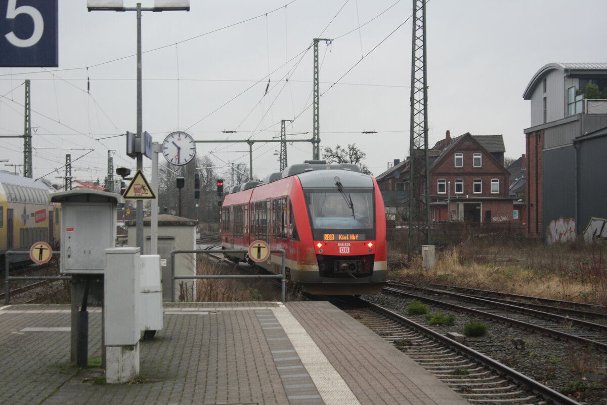 648 335/835 verl�sst als RE83 mit Ziel Kiel Hbf den Bahnhof L�neburg am 4.1.22