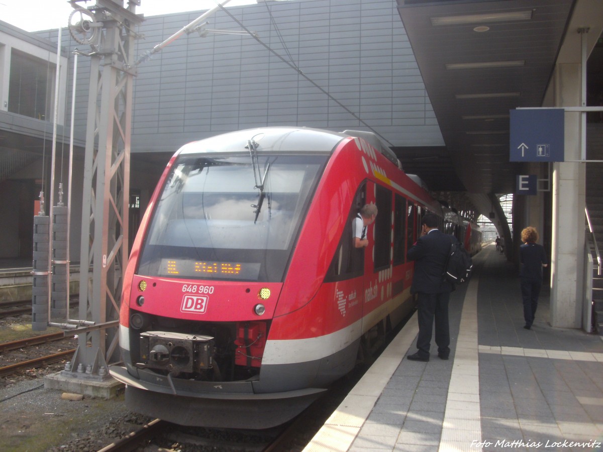 648 460 / 960 und ein weiterer LINT Trienwagen als RE mit ziel Kiel Hbf im Bahnhof L�beck Hbf am 2.10.14
