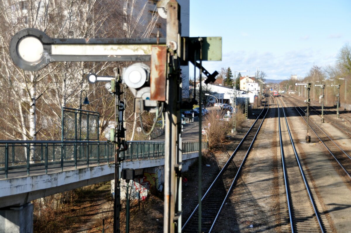 650 323 fährt bei der Formsignalgruppe im Hintergrund aus Senden aus; Noch stehen die zahlreichen Formsignale am 23.22.2009.