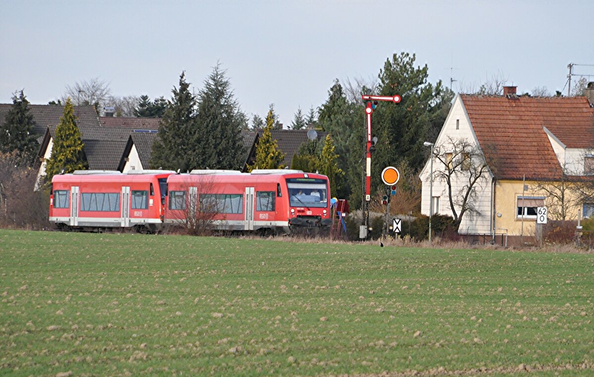 650 326 und 650 323 bei Illertissen am Einfahrsignal Südseite am 25.11.2009.