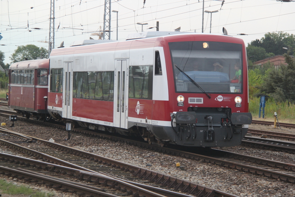 650 567-0+798 610-1 als Sonderzug von Pritzwalk nach Warnemnde bei der Durchfahrt im Rostocker Hbf.08.08.2015