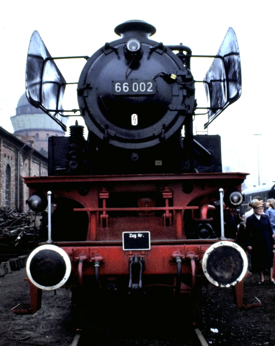 66 002 im Ausbesserungswerk Hannover-Leinhausen zum 100jährigen Jubiläum am 31.03.1978.