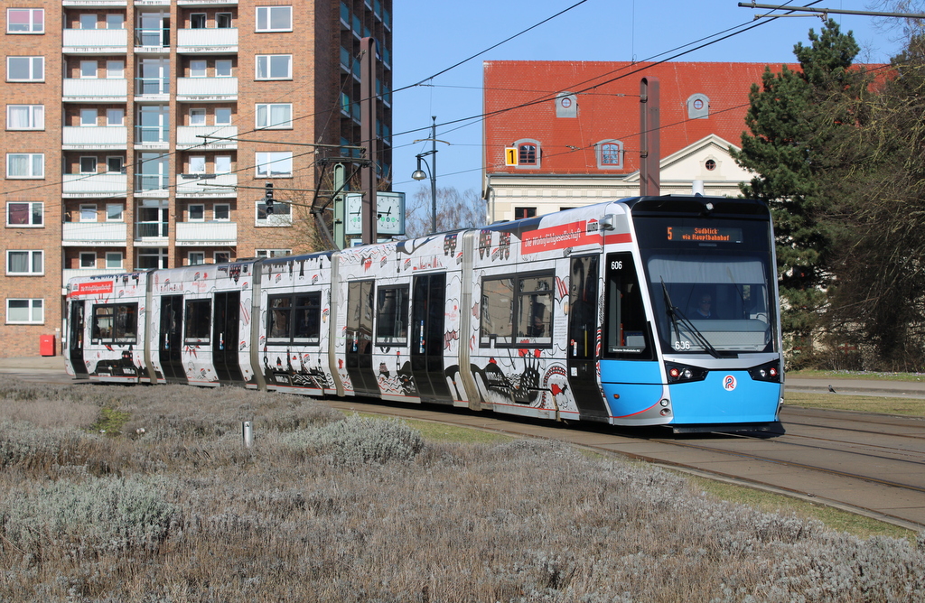 6N-2 606  als Linie 5 von Rostock-Mecklenburger Allee nach Rostock-Südblick am Neuen Markt in Rostock.07.03.2025