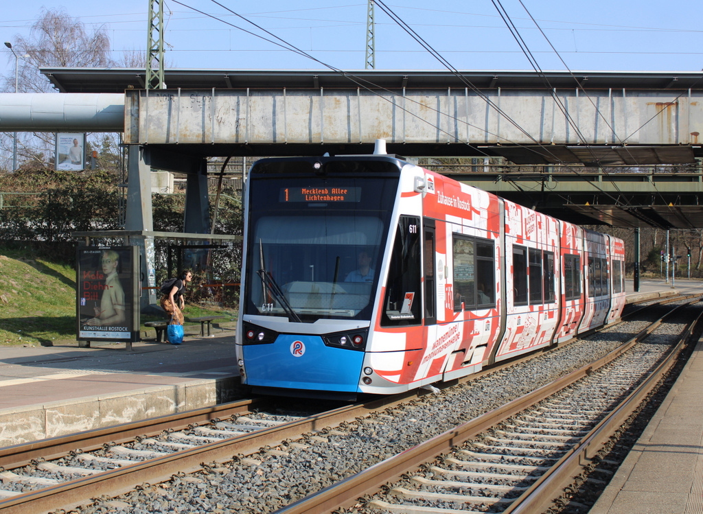 6N-2 Wagen 611 mit der Werbung Zuhause in Rostock am S-Bahnhof Rostock Holbeinplatz.09.03.2025