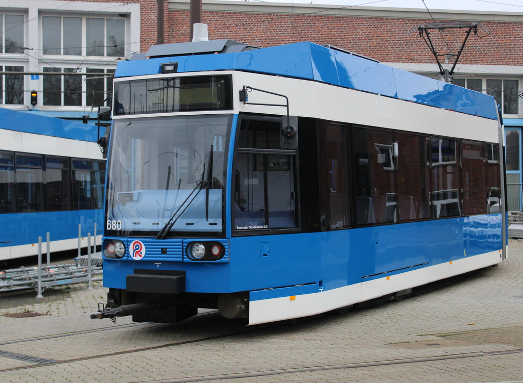 6NGTWDE Wagen 680 stand am Nachmittag ohne Front Schürze auf dem Betriebshof der Rostocker Straßenbahn AG.01.11.2024