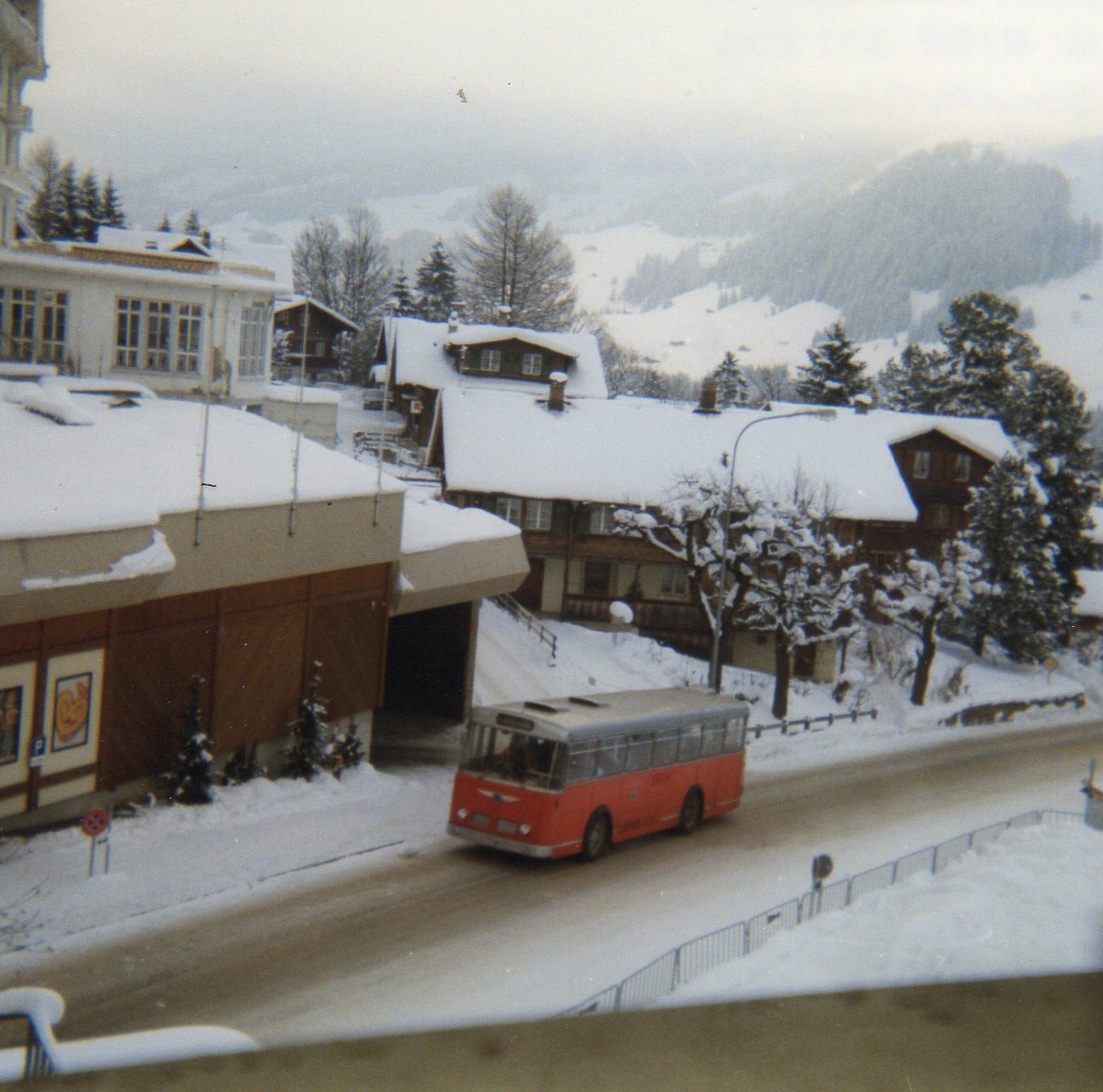 (7-18) - Aus dem Archiv: AFA Adelboden - Nr. 11/BE 332'800 - Saurer/Hess (ex Roth, Chur Nr. 10) im Februar 1988 in Adelboden, Landstrasse