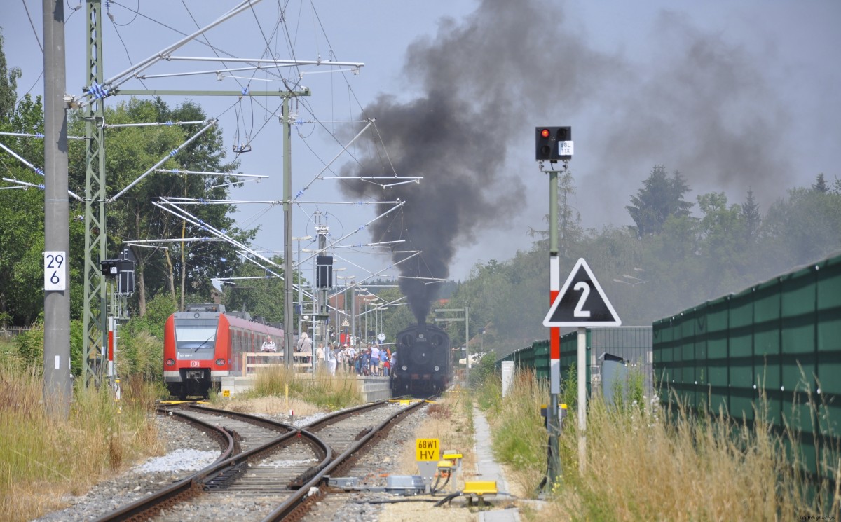 70 083 wartet auf Weiterfahrt am Bahnhof Altomünster beim Dampflok - Event des Bayerischen Lokalbahn Verein Tegernsee e. V., am 19.07.2015