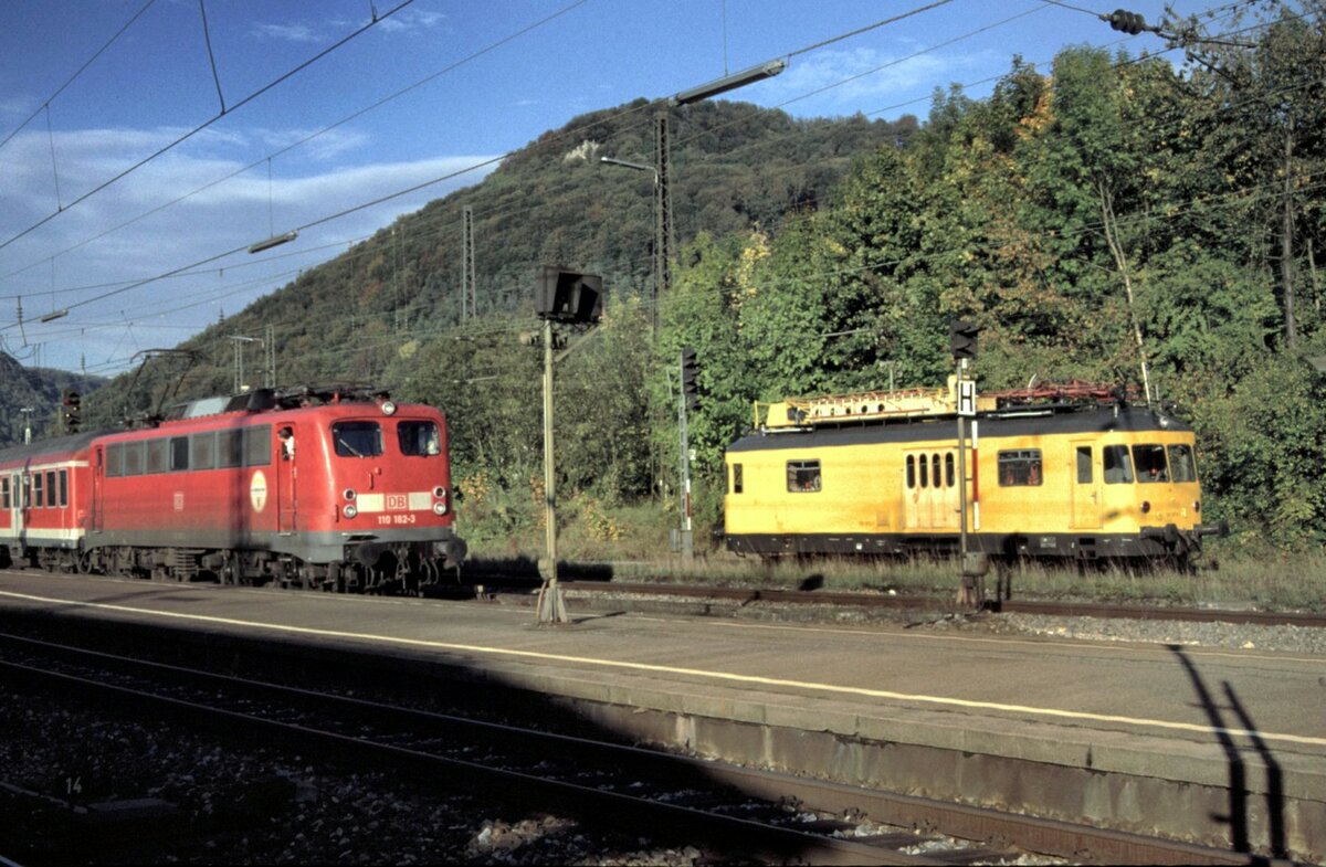 701 072-1 Turmtriebwagen und 110 182-3 in Geislingen/Steige am 04.10.2001.