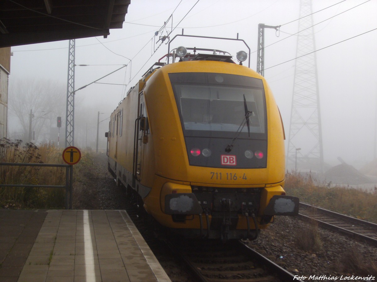 711 116-4 bei der Pause im Bahnhof Stralsund-R�gendamm am 14.11.13