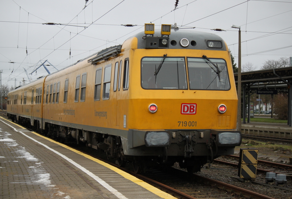 719 001-0 der DB Netz Instandhaltung stand am 07.02.2015 im Bahnhof Warnemnde.