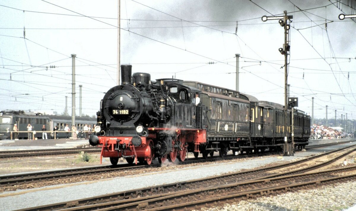 74 1192 mit 3-achser S-Bahn Zug bei der Jubiläumsparade 150 Jahre Deutsche Eisenbahn in Nürnberg am 14.09.1985.