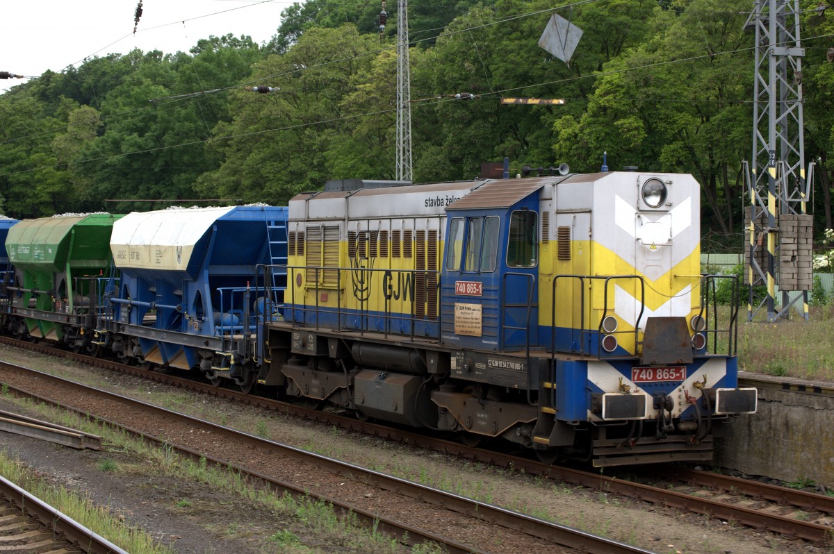 740 865 - 0 vor einem  Bauzug in Litomerice hl. N. 30.05.2014 Uhr 09:14 Uhr.