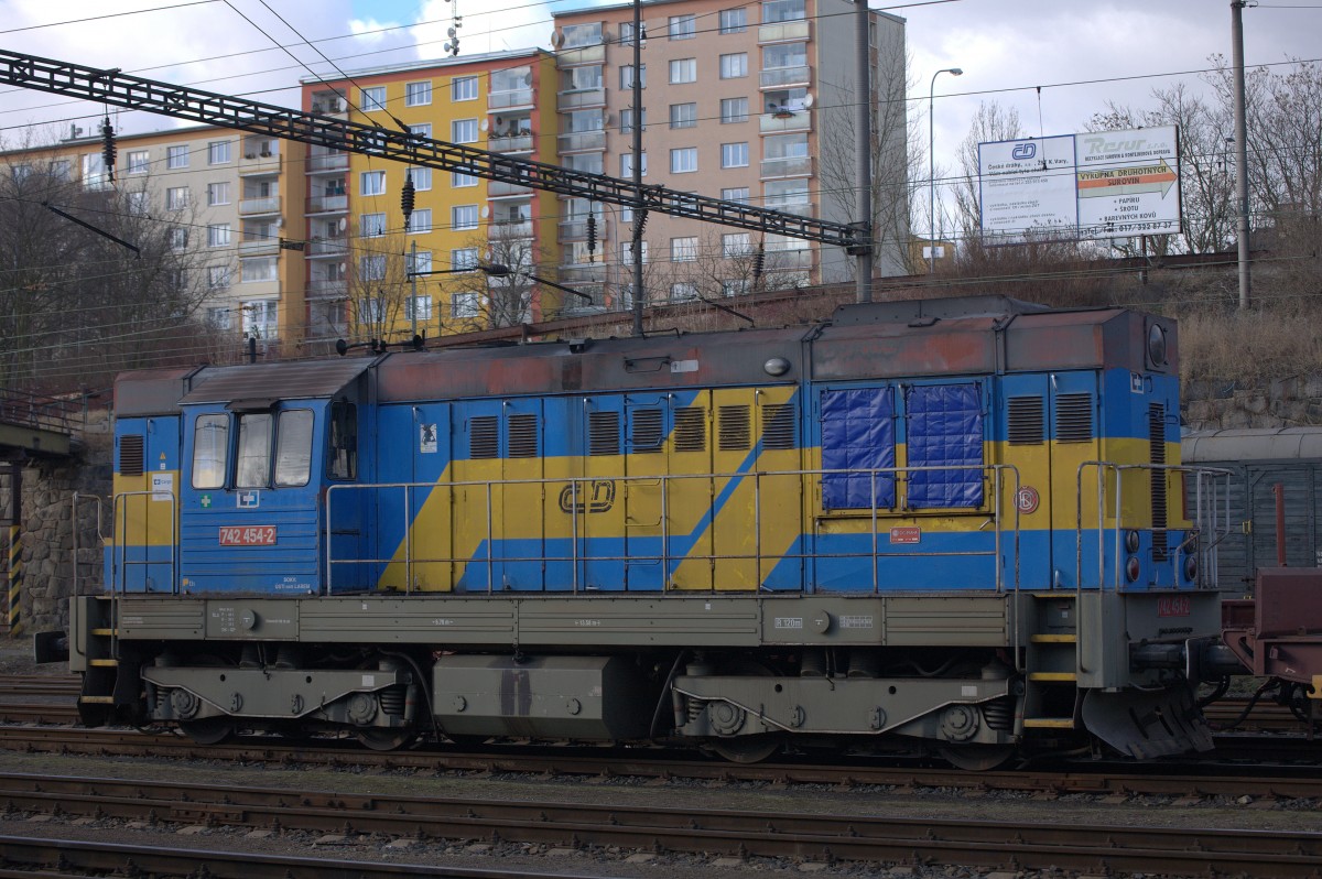 742 554-2 in Karlovy Vary vor einem kurzen Gterzug. 12.02.2014 13:59 Uhr