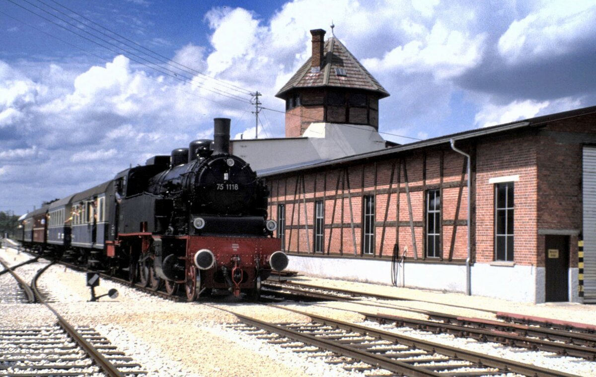 75 1118 in Gerstetten im Juli 1989. Hinter der Lok hängt ein Ersatzzug aus Österreich, nachdem bei einer Privatbahn durch eine Privatlok der Zug inklusive 98 812 zerstört wurden.