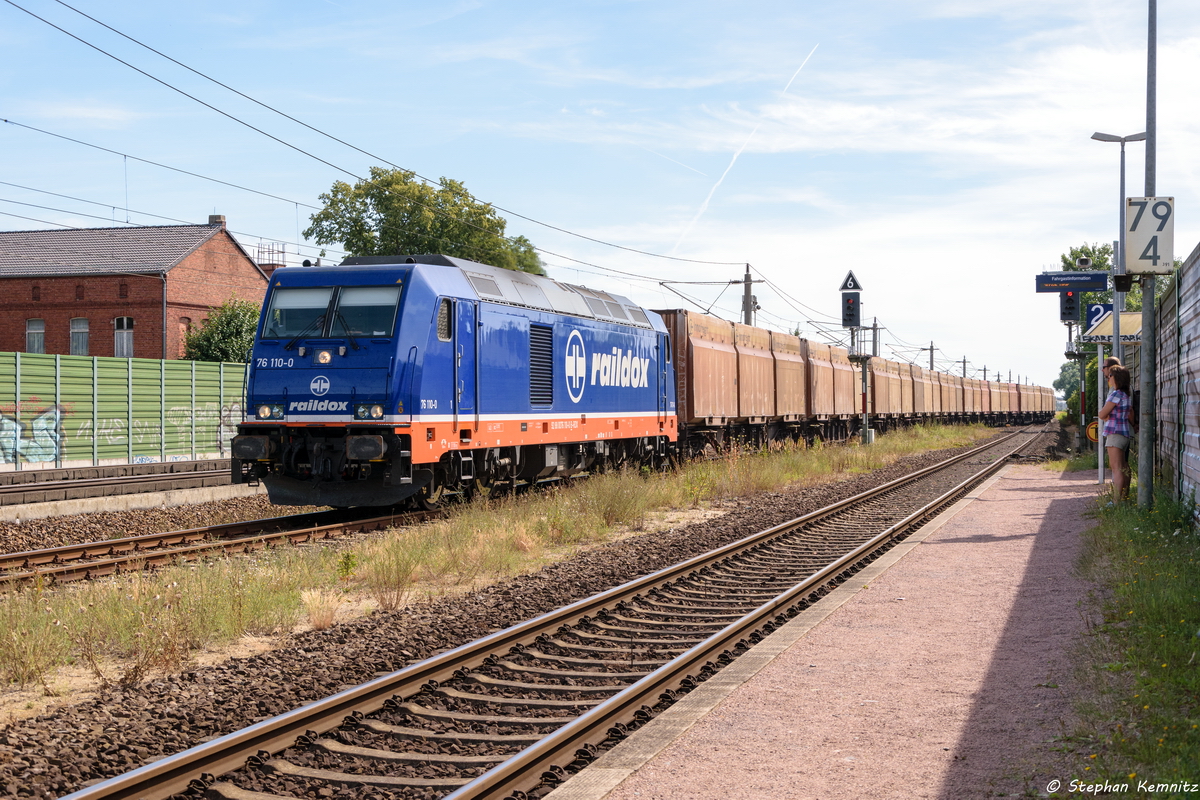 76 110-0 Raildox GmbH & Co. KG mit einem Hackschnitzelzug in Großwudicke und fuhr weiter in Richtung Stendal. 23.07.2016