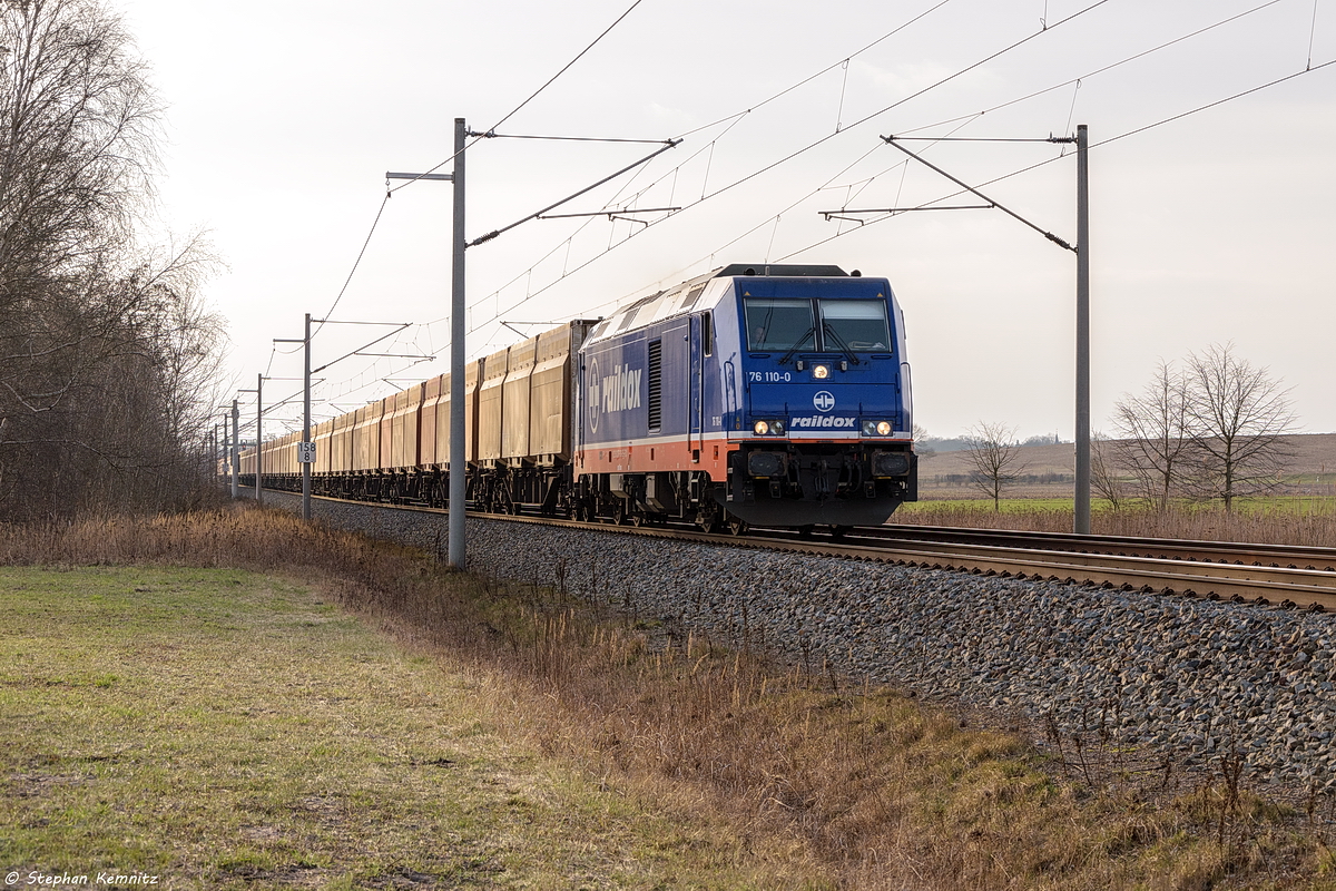76 110-0 Raildox GmbH & Co. KG mit einem leeren Hackschnitzelzug in Nennhausen und fuhr weiter in Richtung Wustermark. 14.03.2017