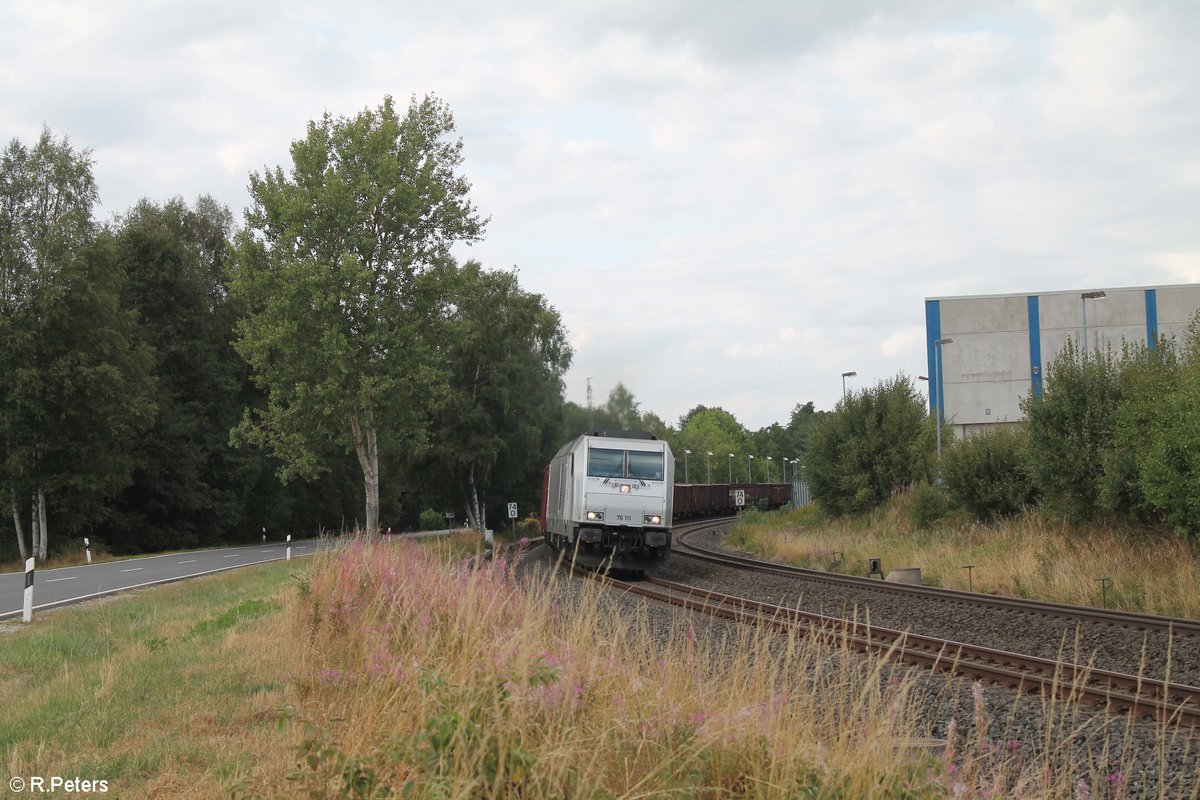 76 111 durchfährt den Haltepunkt Kirchlamitz Ost mit dem Könitzer Schrottzug nach Cheb. 20.08.18