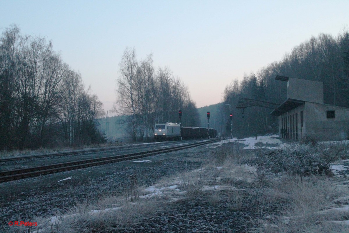 76 111 fährt in Arzberg mit dem Schrottzug 48340 XTCH - Könitz ein und geht auf die Seite wegen Kreuzung mit der Vogtlandbahn. 21.02.15