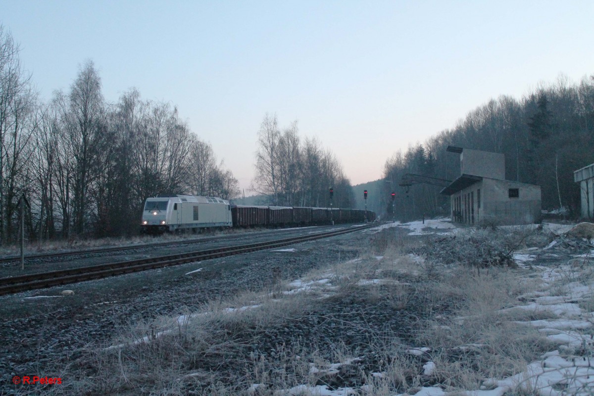 76 111 fährt in Arzberg mit dem Schrottzug 48340 XTCH - Könitz ein und geht auf die Seite wegen Kreuzung mit der Vogtlandbahn. 21.02.15