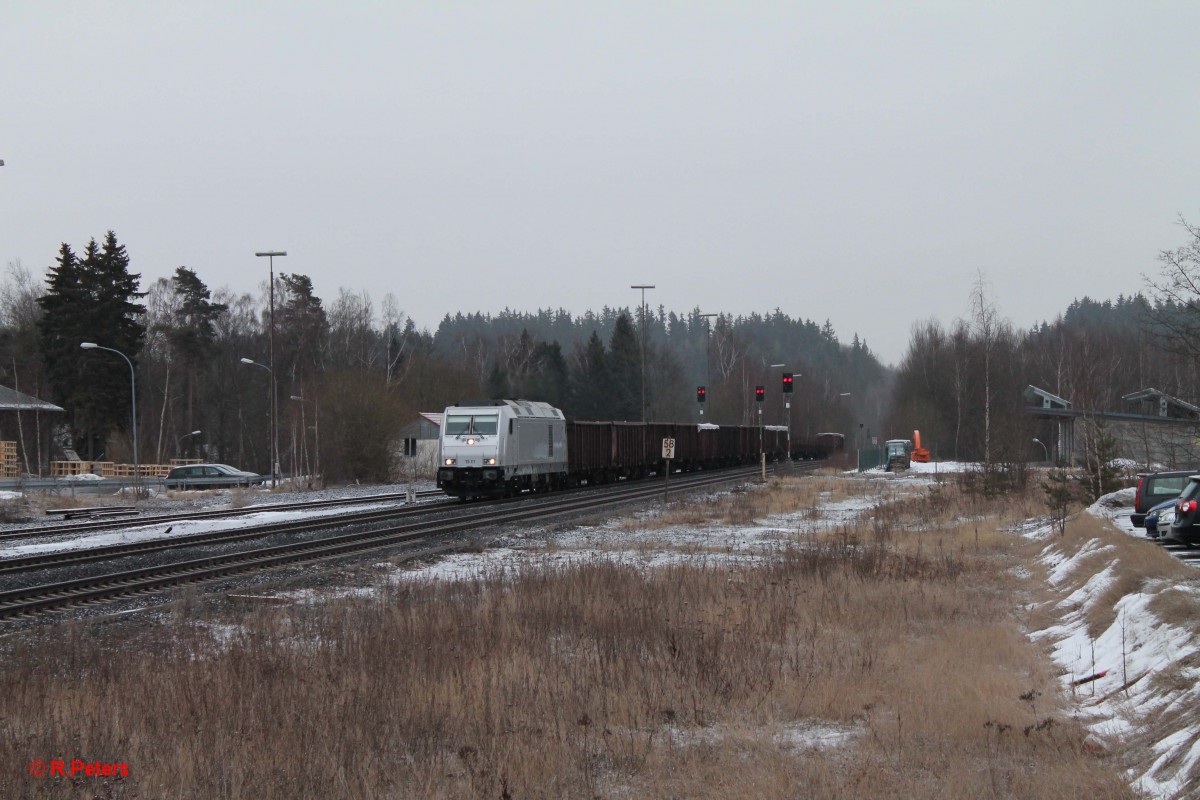 76 111 mit dem 48390 XTCH - Könitz Schrottzug in Wunsiedel-Holenbrunn. 28.02.15