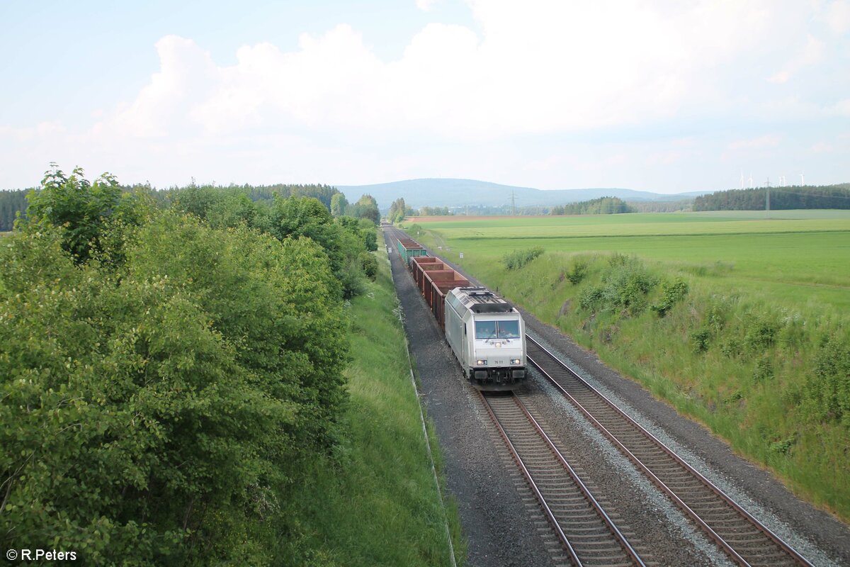 76 111 mit dem Könitzer Schrottzug nach Cheb bei Neudes. 11.06.21