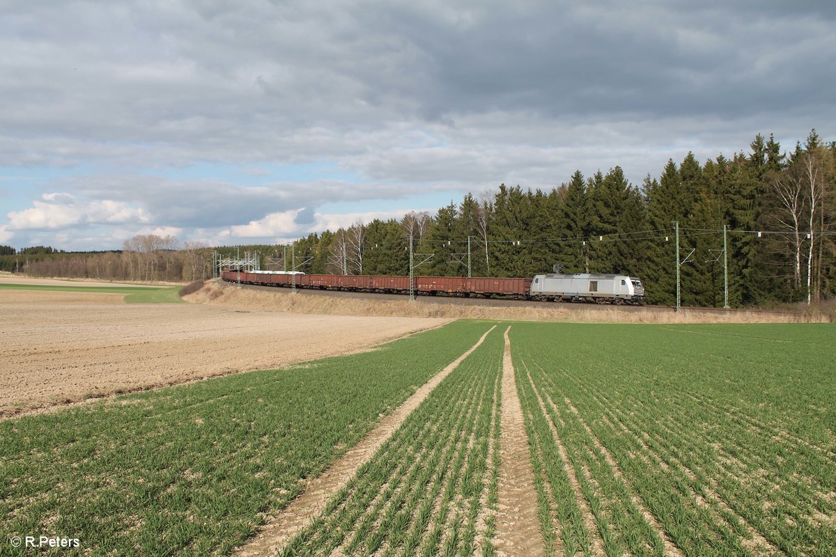 76 111 zieht bei Unterthartmannsreuth an der Bayrisch/Sächsichen Landesgrenze kurz vor Feilitzsch den Könitzer Schrottzug nach Cheb. 30.03.17