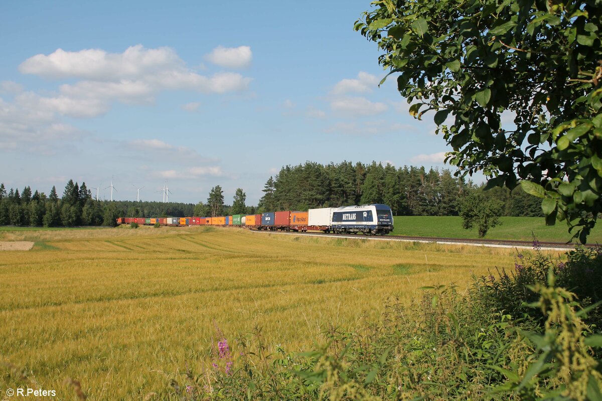 761 004 zieht mit einem Elbtal Umleiter von Hof nach Cheb bei Marktleuthen gen Süden. 21.07.21