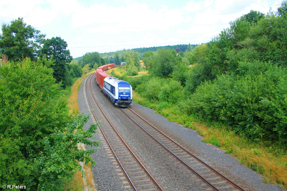 761 005-9 mit einem Elbtal Umleiter Containerzug auf dem Gegengleis in Röslau. 23.07.21