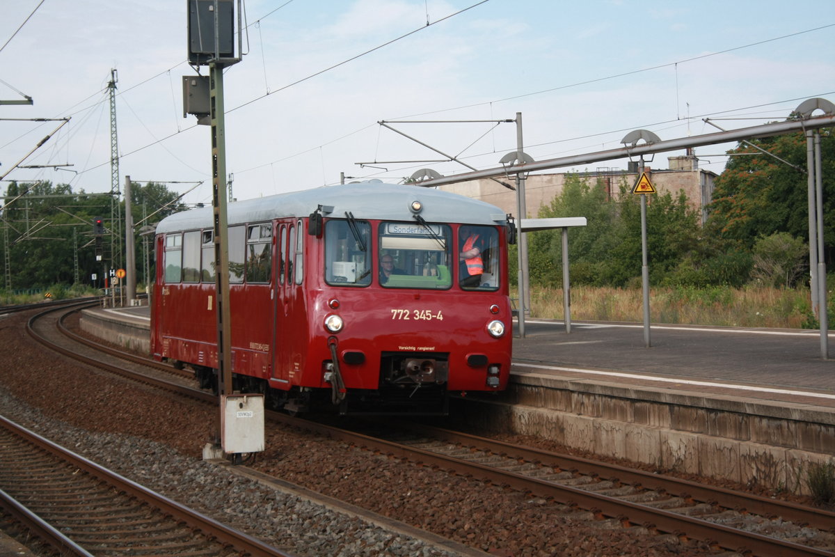 772 345 der EBS aus Richtung Naumburg kommend bei der Einfahrt in den Bahnhof Wei�enfels am 6.7.19